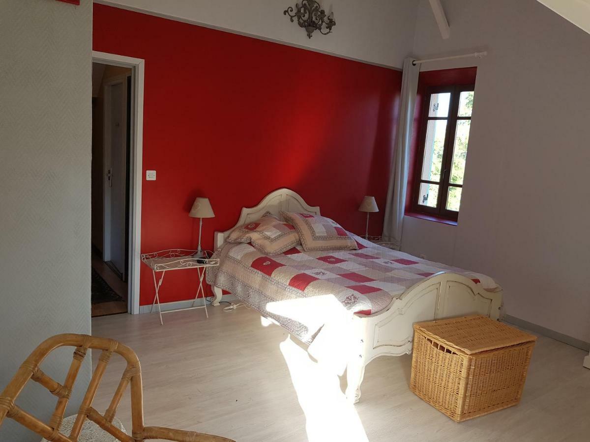 Bed and Breakfast Les Pinguelles Le Donjon Zewnętrze zdjęcie