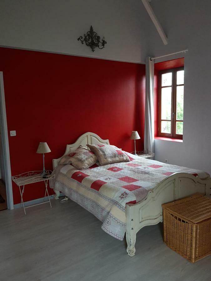 Bed and Breakfast Les Pinguelles Le Donjon Zewnętrze zdjęcie
